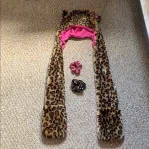 Leopard beanie with handwarmers and two scrunchies